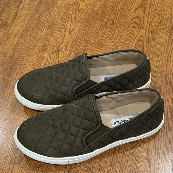 Steve Madden Women’s Sneakers Slip On Sneaker Quilted Olive Green Size 7 - Picture 5 of 8